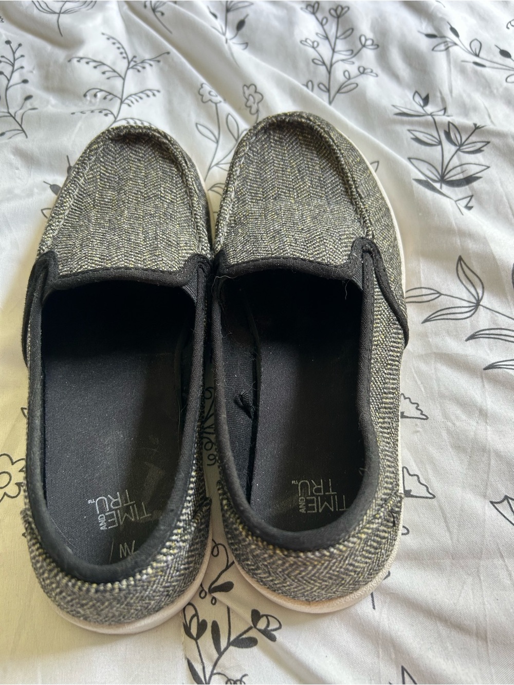 Time and Tru Women’s Black and Gray Slip-On Shoes 7W